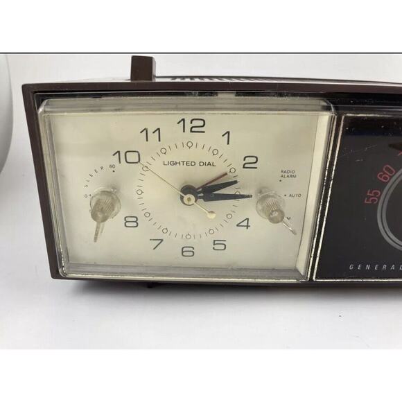 Vintage General Electric Alarm Clock Radio C-555A Retro Wood Mid Mod NOT WORKING - Picture 2 of 11